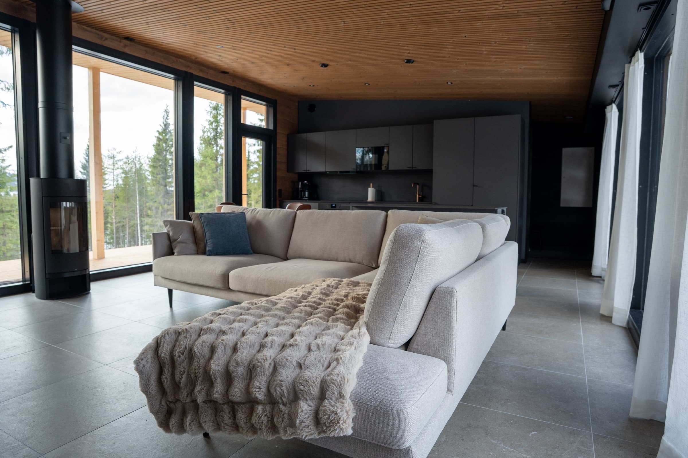 Villa Rekin olohuone, istumaryhmä ja takka