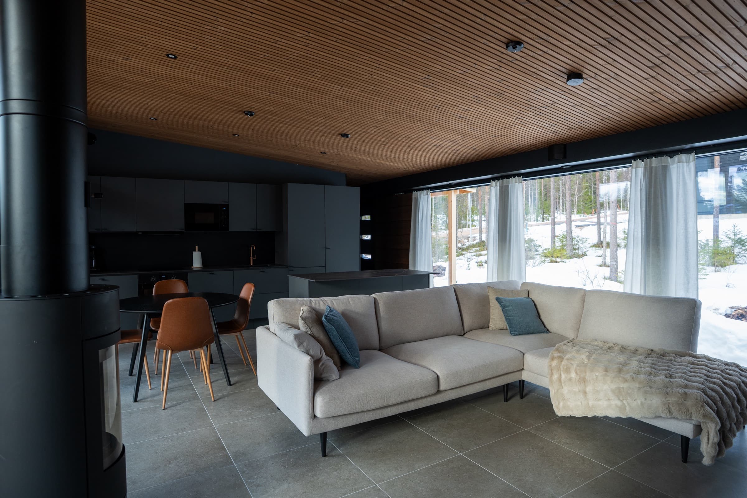 Villa Rekin olohuone, näkymä keittiöön