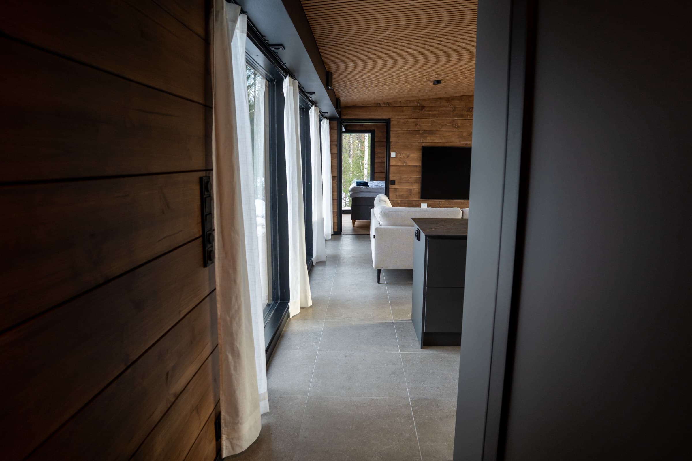 Villa Rekin olohuone iltavalaistuksessa