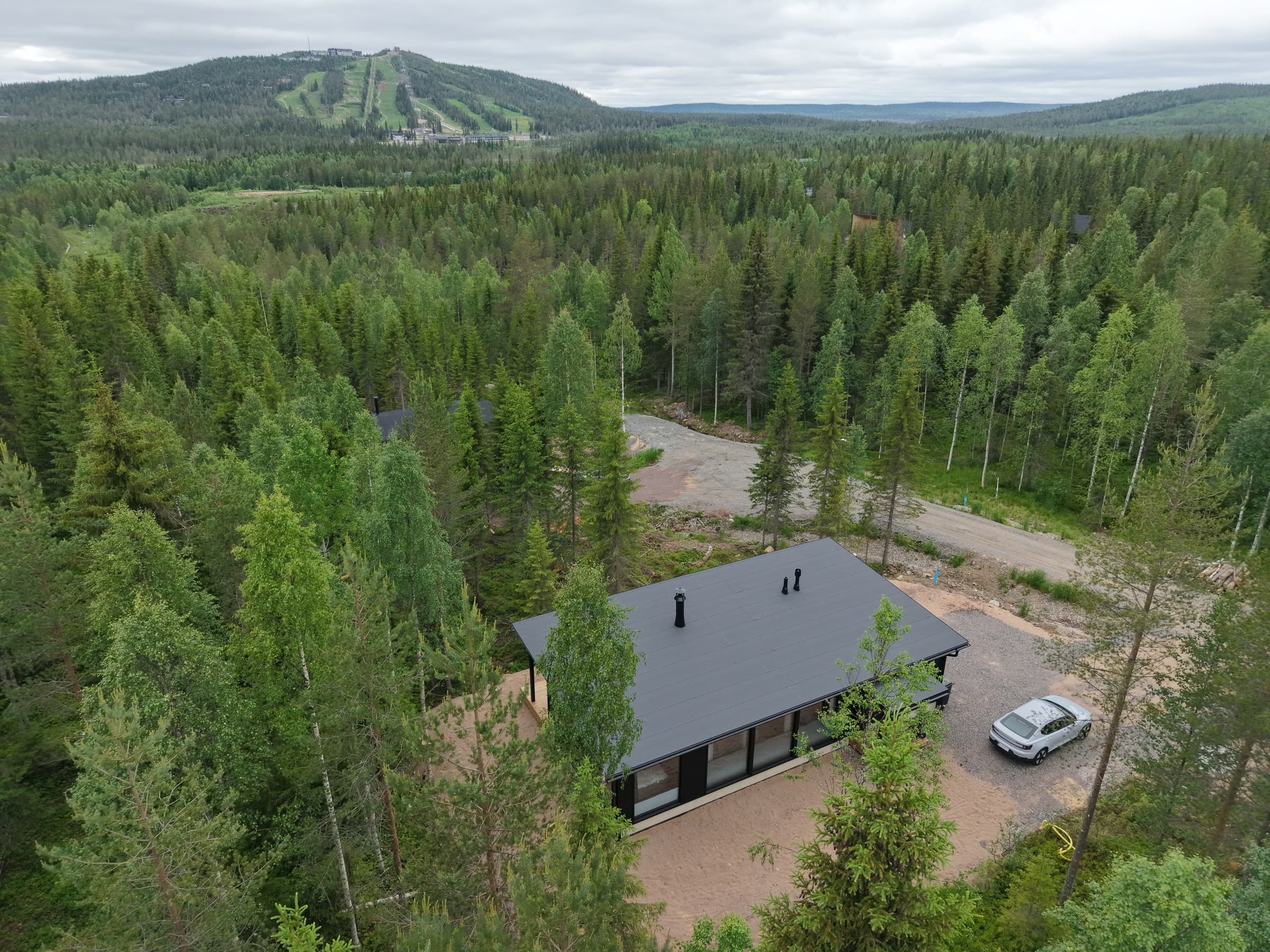 Villa Reki ilmasta kuvattuna, taustalla Iso-Syötteen rinne